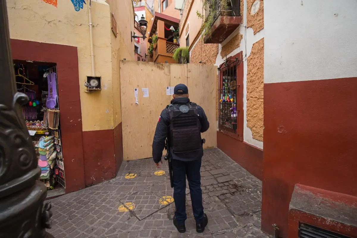 (Autoridades del estado clausuraron la madrugada de este miércoles el Callejón del Beso)