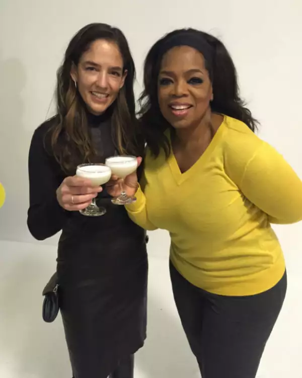 En su lista de cosas favoritas, Oprah mostró varios de los cocteles que prepara con tequila Casa Dragón.