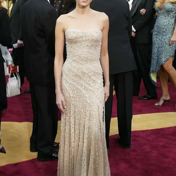 Naomi Watts en Versace en los Oscar 2004.