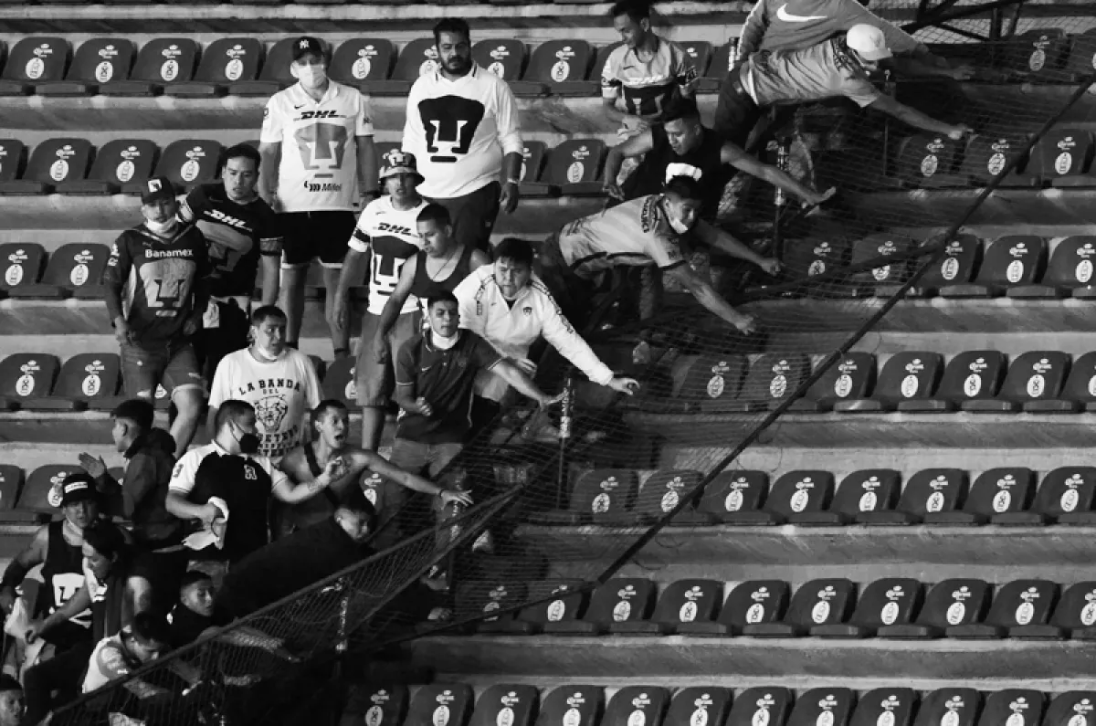 Estadio-Azteca-riña-America-Pumas