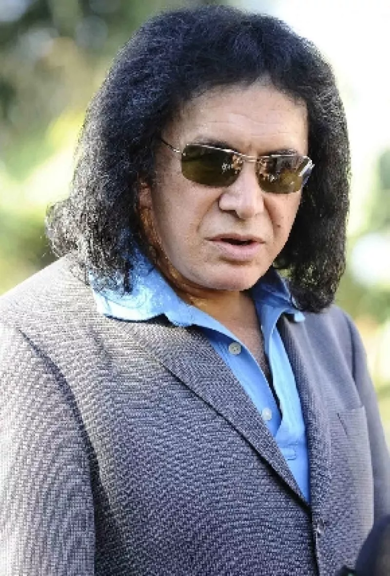 Dos personas aseguran que el bajista de Kiss los amenazó y les quitó su cámara de video el sábado en el centro comercial de lujo The Grove después de que comenzaron a grabar al músico de rock.