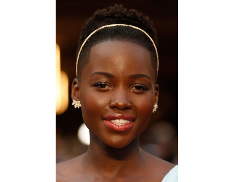 Lupita lució fresca y elegante con la joyería de Fred Leighton.