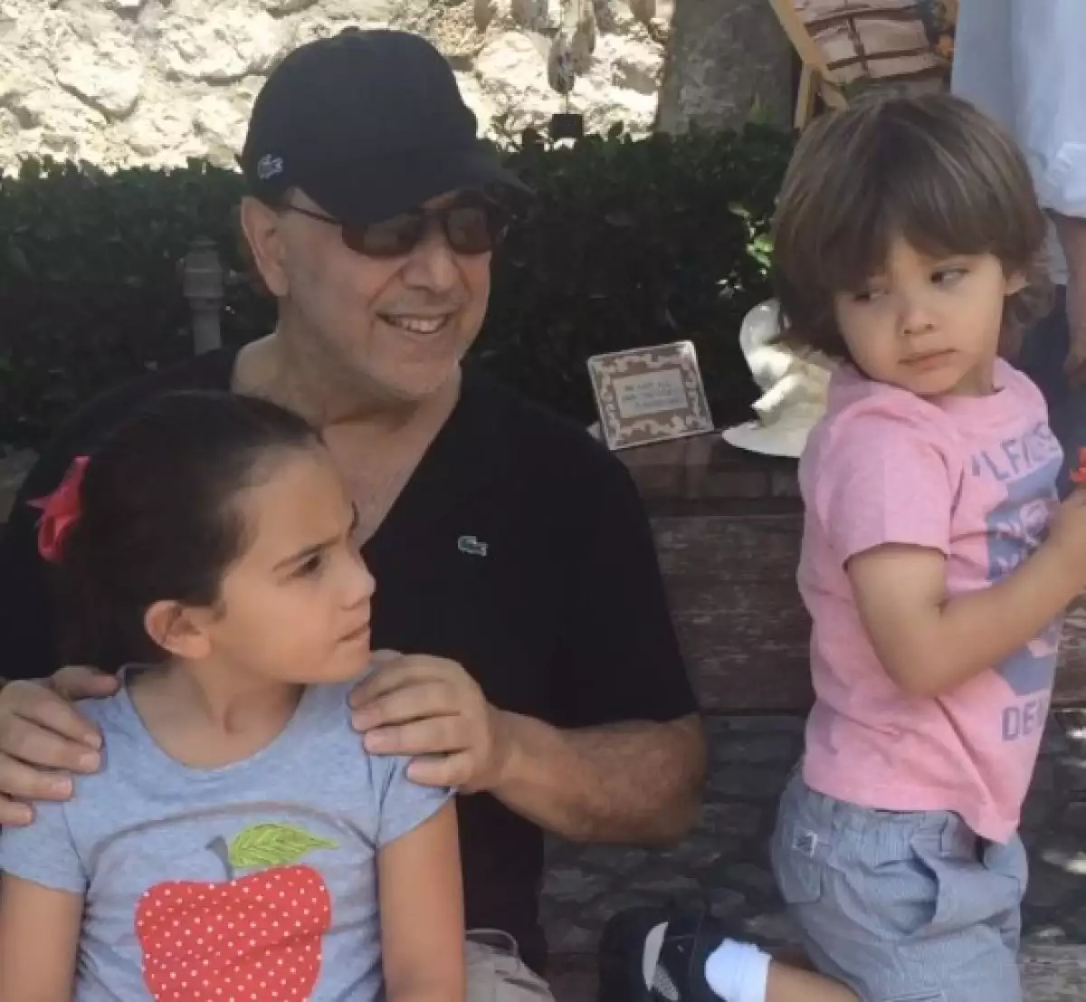 Tommy Mottola con sus hijos