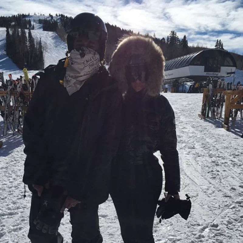 La pareja de famosos comparte su escapada a un frío destino en compañía de las amigas de la infancia de ella.