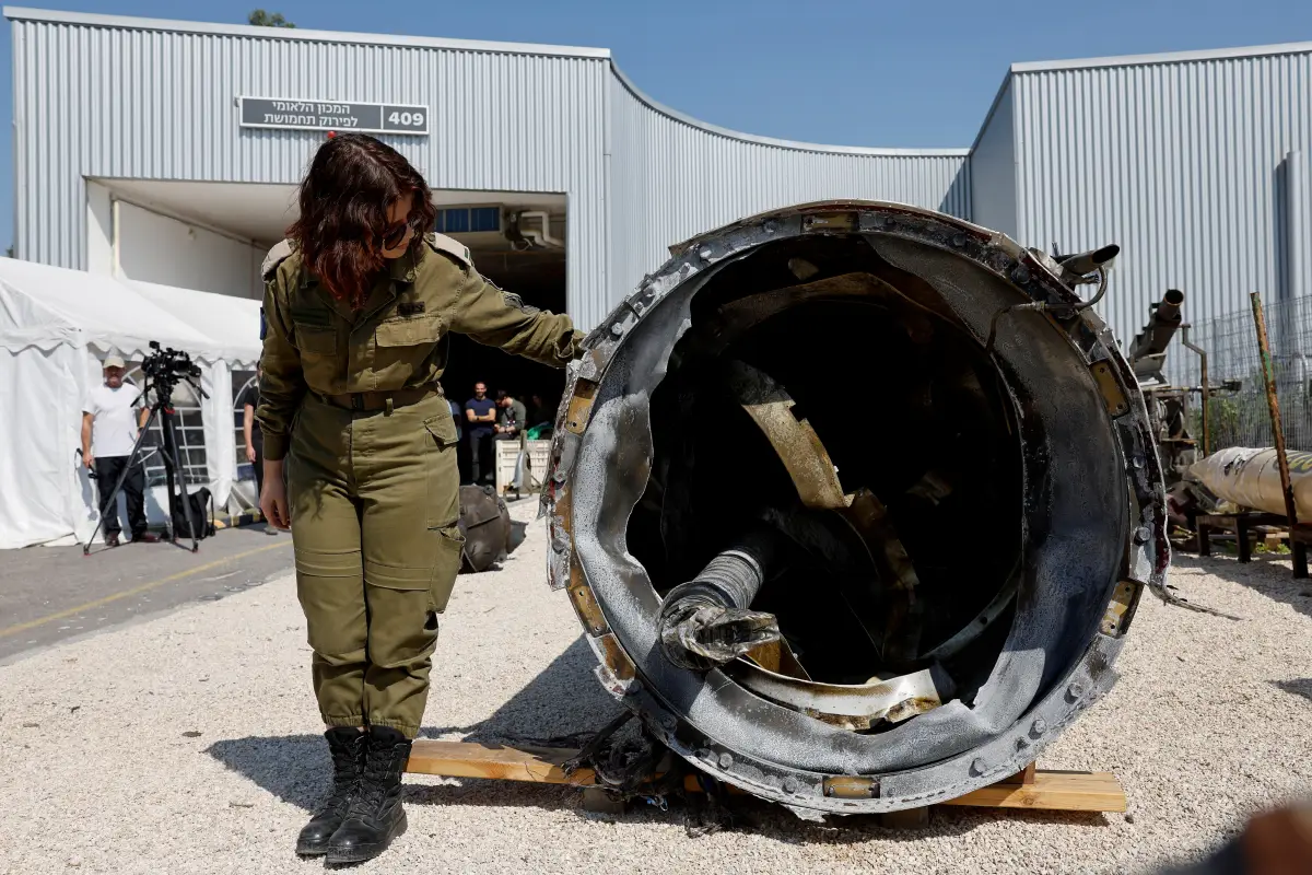 El ejército de Israel muestra lo que dicen es un misil balístico iraní que recuperaron del Mar Muerto después de que Irán lanzara drones y misiles hacia Israel, en la base militar de Julis, en el sur de Israel, el 16 de abril de 2024.