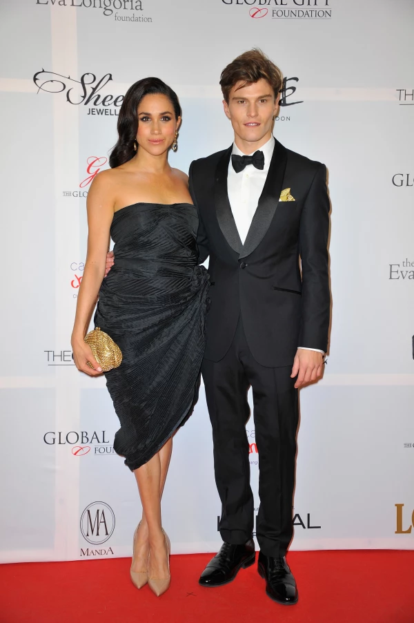 Meghan Markle y el modelo inglés Oliver Cheshire