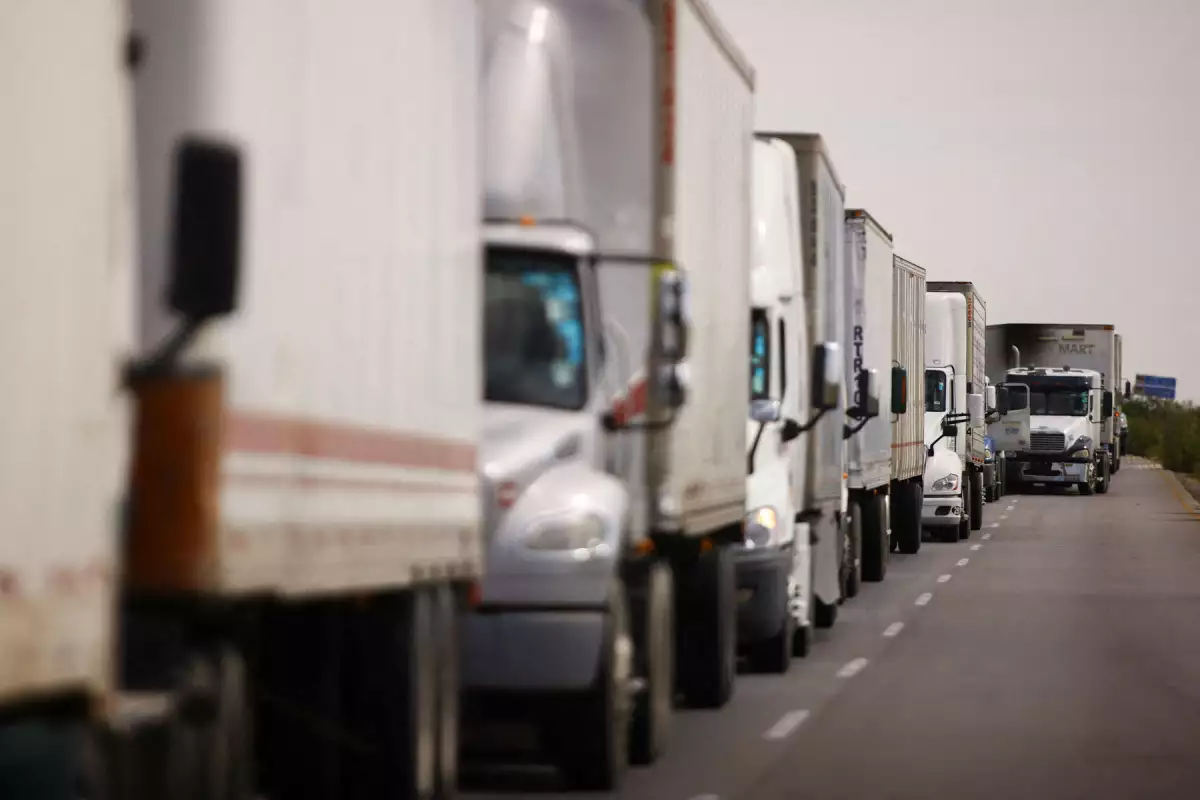¿Por qué los tiempos de espera en la frontera se han disparado para los transportistas?
