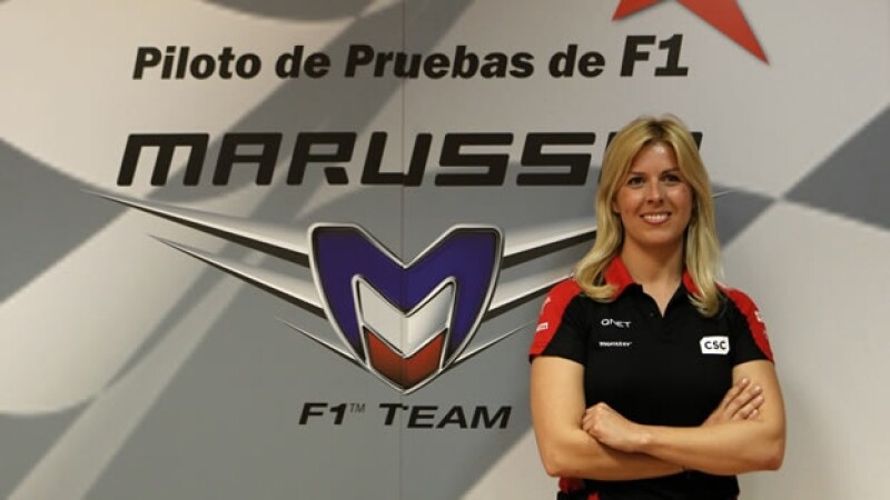 La automovilista Maria de Villota posa
