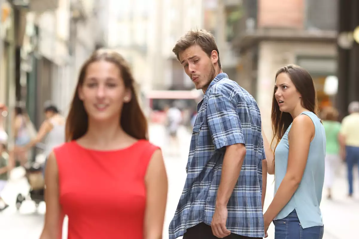 Novio distraído