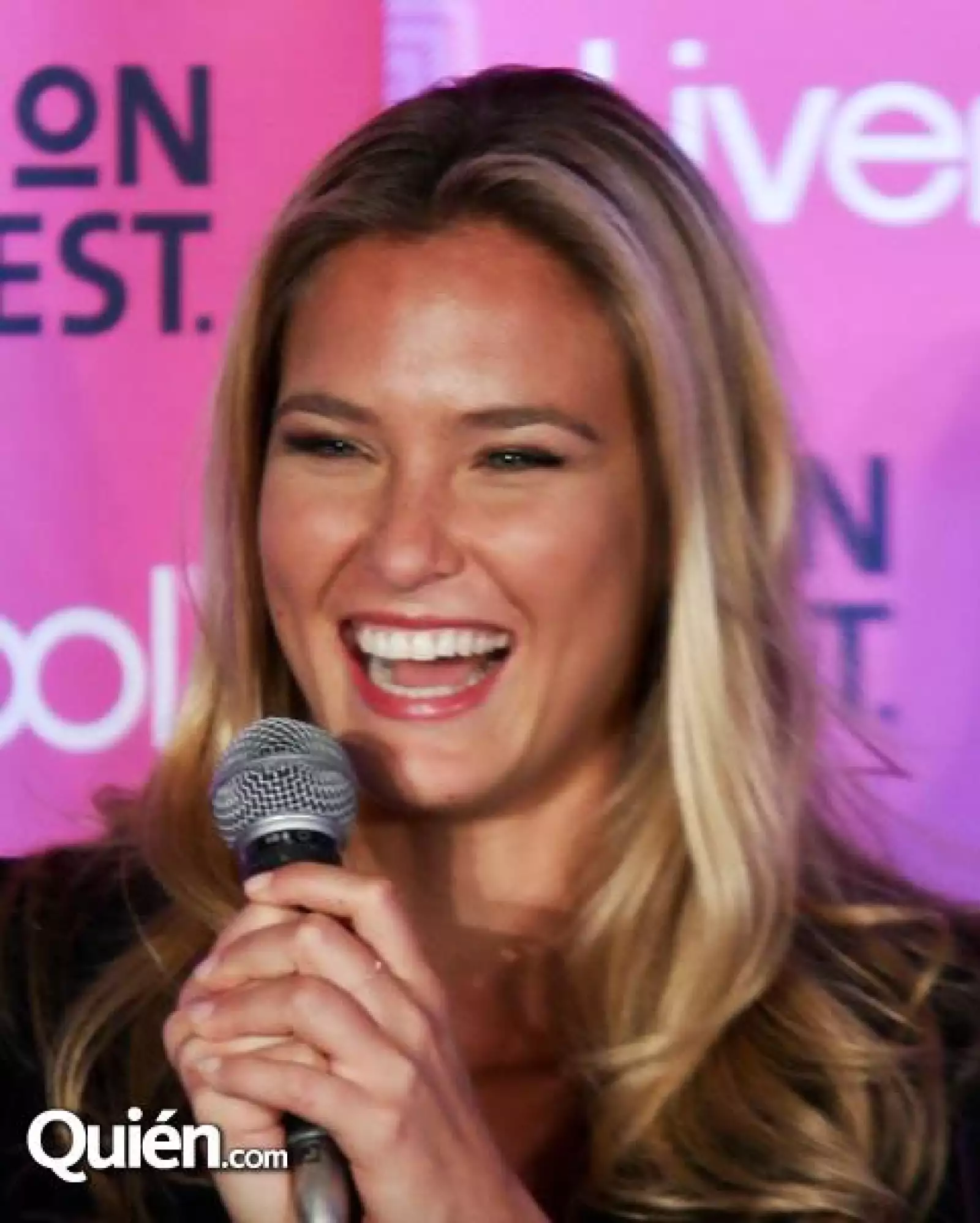 Bar Refaeli Caras y Gestos 1