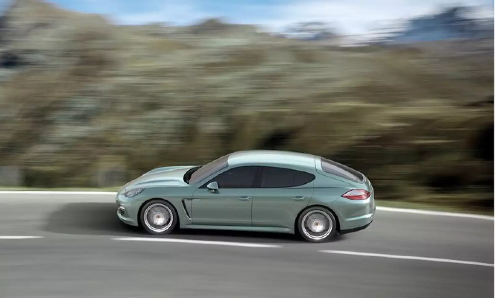 Alcanza los 100 kilómetros por hora en 6.8 segundos y su velocidad máxima es de  242 km/h.