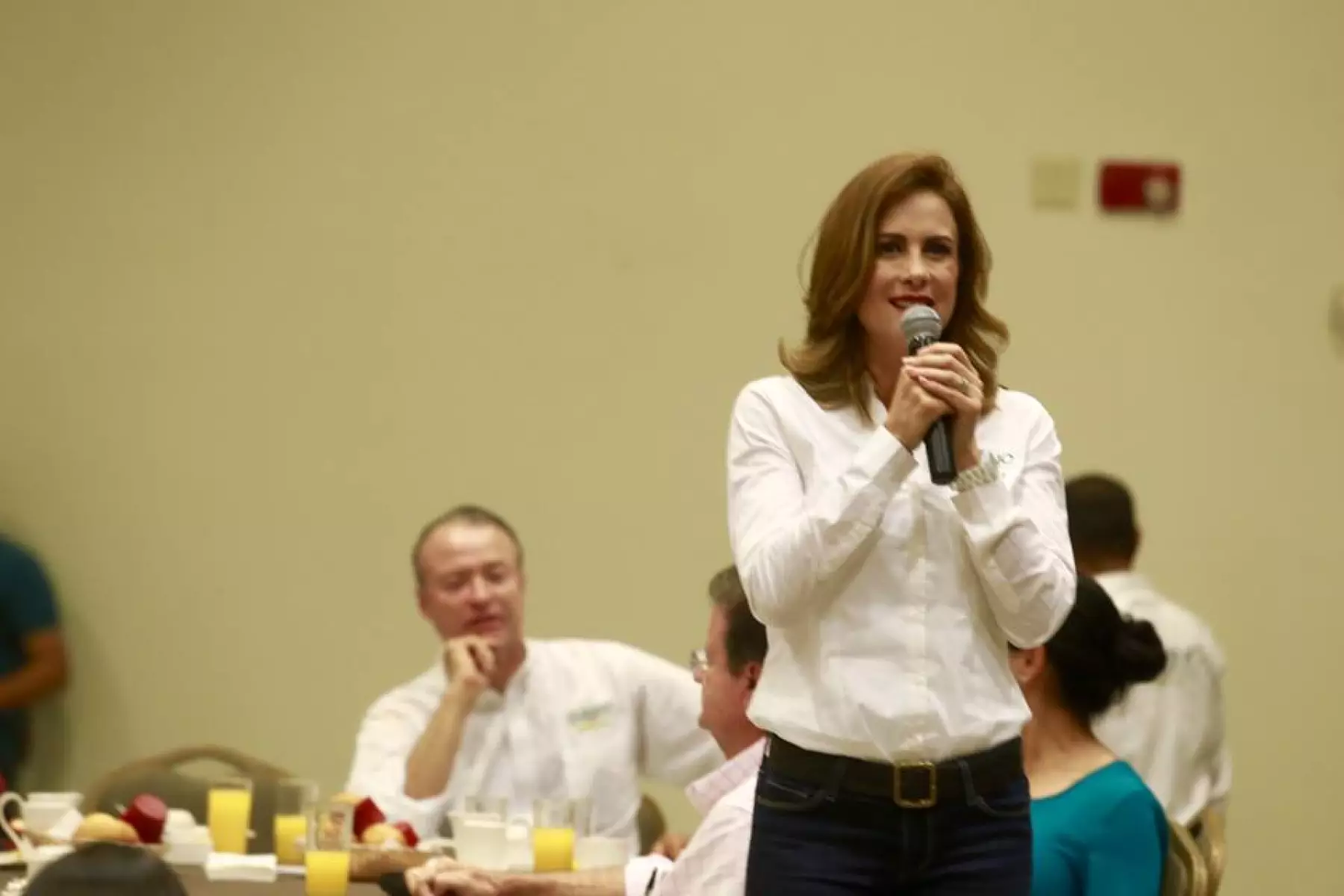 La esposa del candidato priista Quirino Ordaz lo acompaña casi a todos los eventos. 