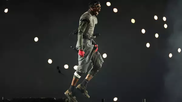 ¡Solo 20 minutos! Travis Scott desata furia de sus fans en Estambul tras ofrecer corto show