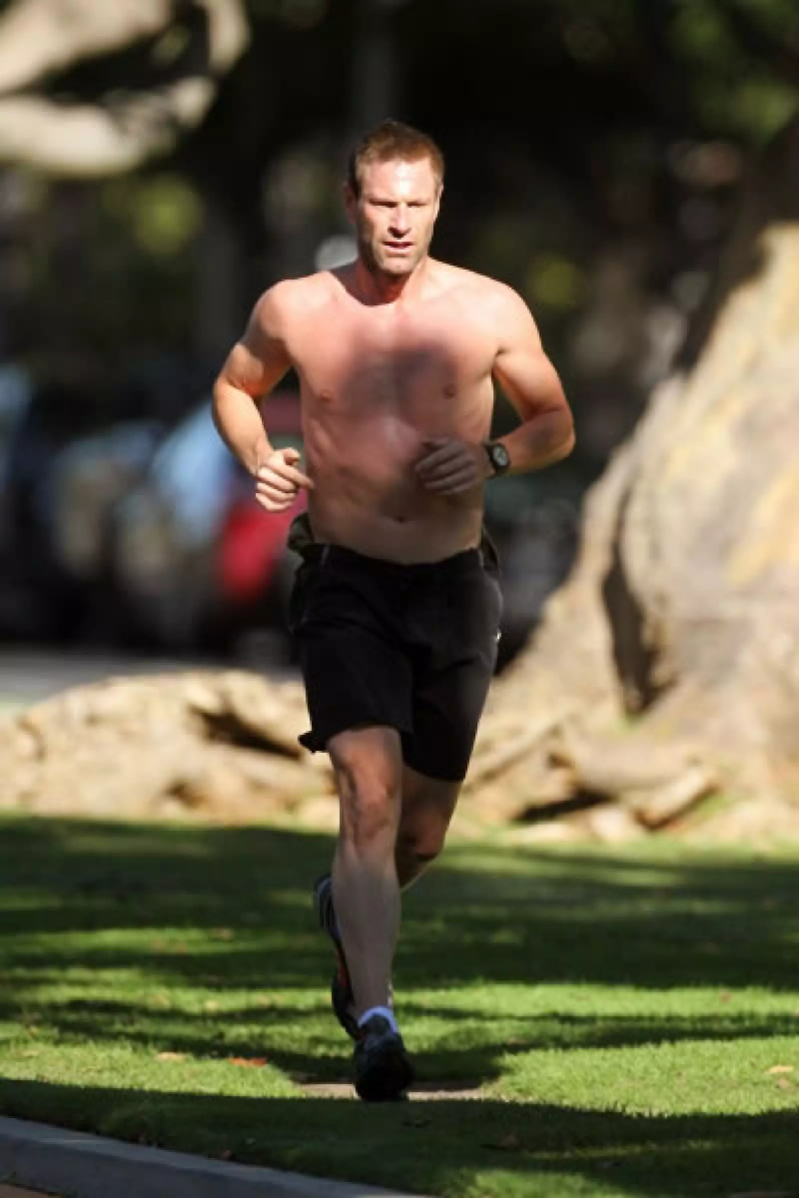 Aaron Eckhart hace ejercicio sin camisa por Santa Monica, California.