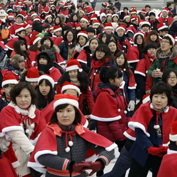 Decenas de personas se ejercitan vestidos de Santa Clos en Seúl, Corea del Sur.