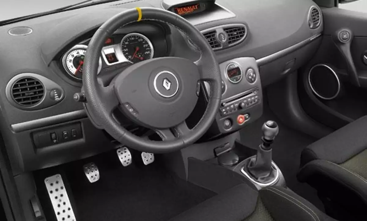 En el interior se encuentran las butacas con piel estilo Recaro, pedalera en aluminio y el pomo de la palanca de cambios RS.