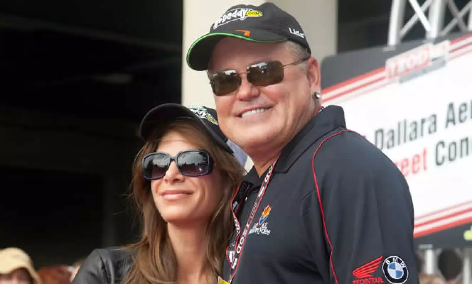 Los activistas que luchan por los derechos de los animales realmente odiaron a este CEO de GoDaddy. En 2011, publicó videos perturbadores de él portando una arma y parado junto a un elefante muerto. Parsons intentó explicar que el animal que había matado 