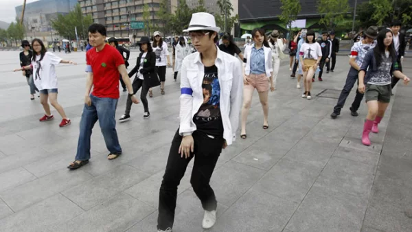 Fans de Michael Jackson lucen sus mejores pasos en centro de Seúl como parte del segundo aniversario luctuoso de Michael Jackson.