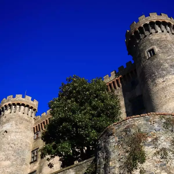 El castillo de Odescalchi a las afueras de Roma, Italia puede albergar hasta 1,000 personas. El precio para tu boda dependerá de quién eres. 