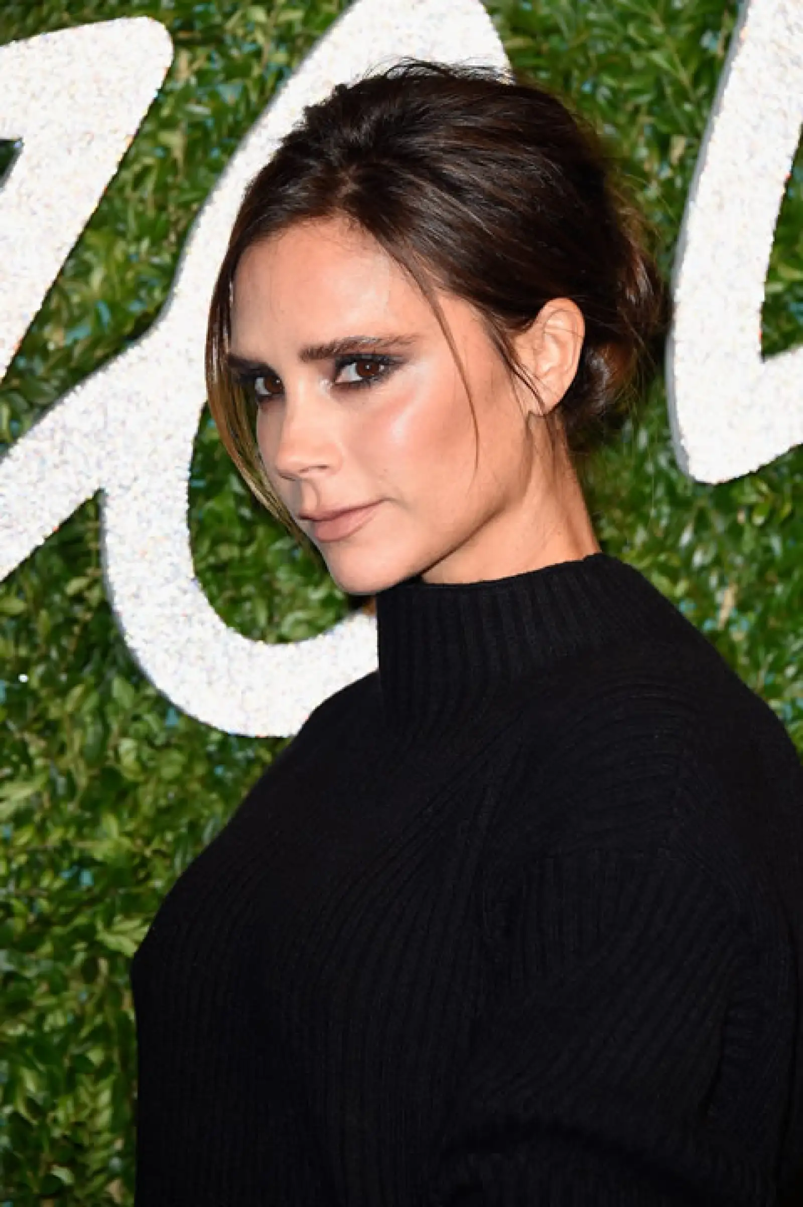Aunque ya tiene 4 hijos, Victoria Beckham no deja de lucir de maravilla. Su piel sigue pareciendo de porcelana y se ve mejor que nunca.