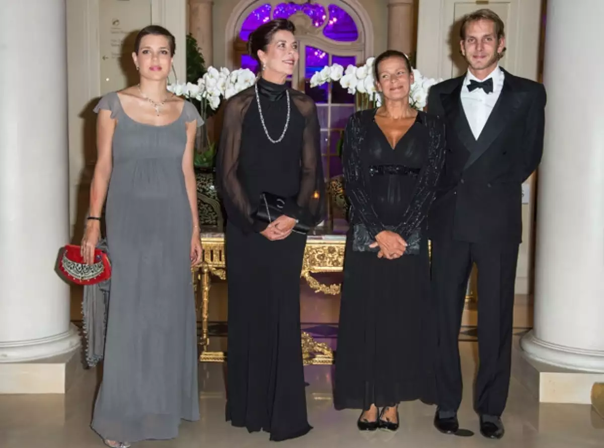 La familia Hanover acudió a la gala de la Asociación Mundial de Amigos de la Infancia, donde la joven de 27 llamó la atención por su estilo y por su avanzado estado de embarazo.