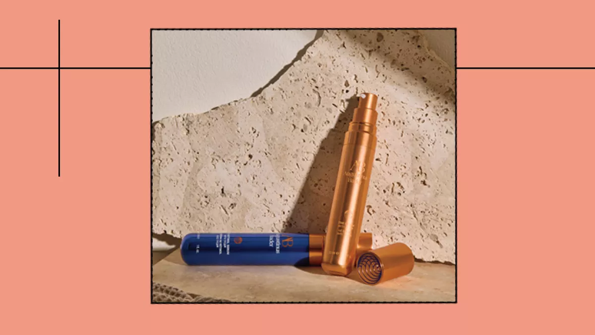 Foto de perfumes y productos de cuidado de la piel para hombres.