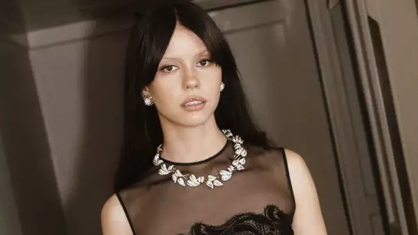 Mia Goth Tiffany 01 copia.jpg