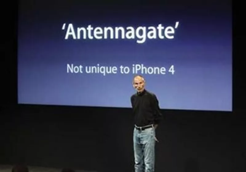 El CEO de Apple, Steve Jobs, dijo que darán a los usuarios del iPhone 4 fundas para mejorar su recepción. (Foto: Reuters)