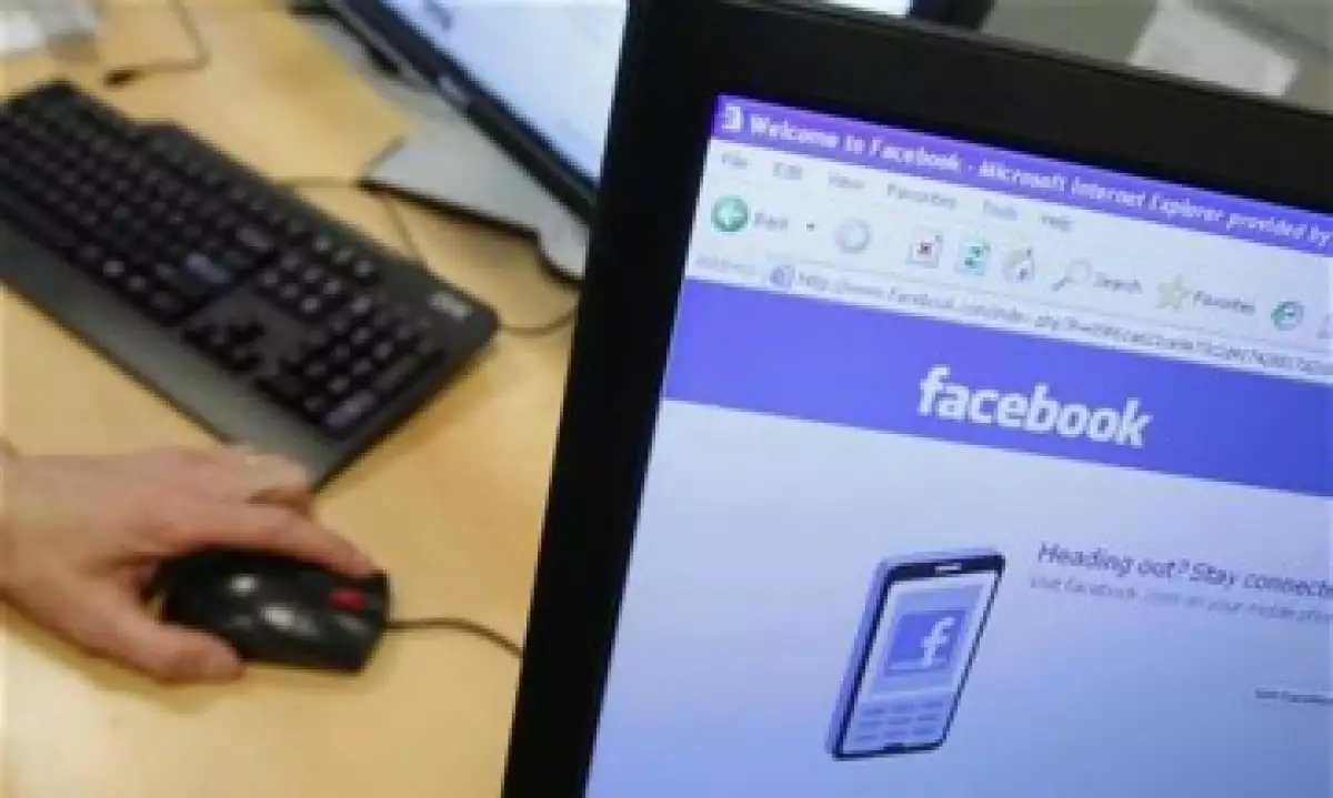 El denunciante asegura que Mark Zuckerberg le dio dinero para desarrolar el sitio. (Foto: AP)