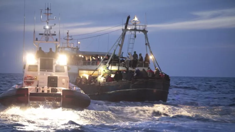 guardias costeros ayudan a una embarcacion llegada de libia