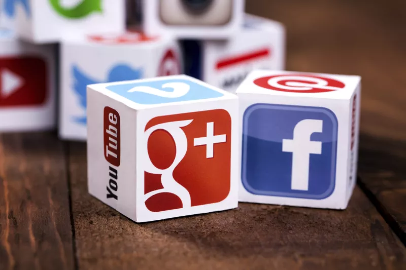 El gobierno federal dice que ve a las empresas como Google y Facebook como una sana competencia en la web.