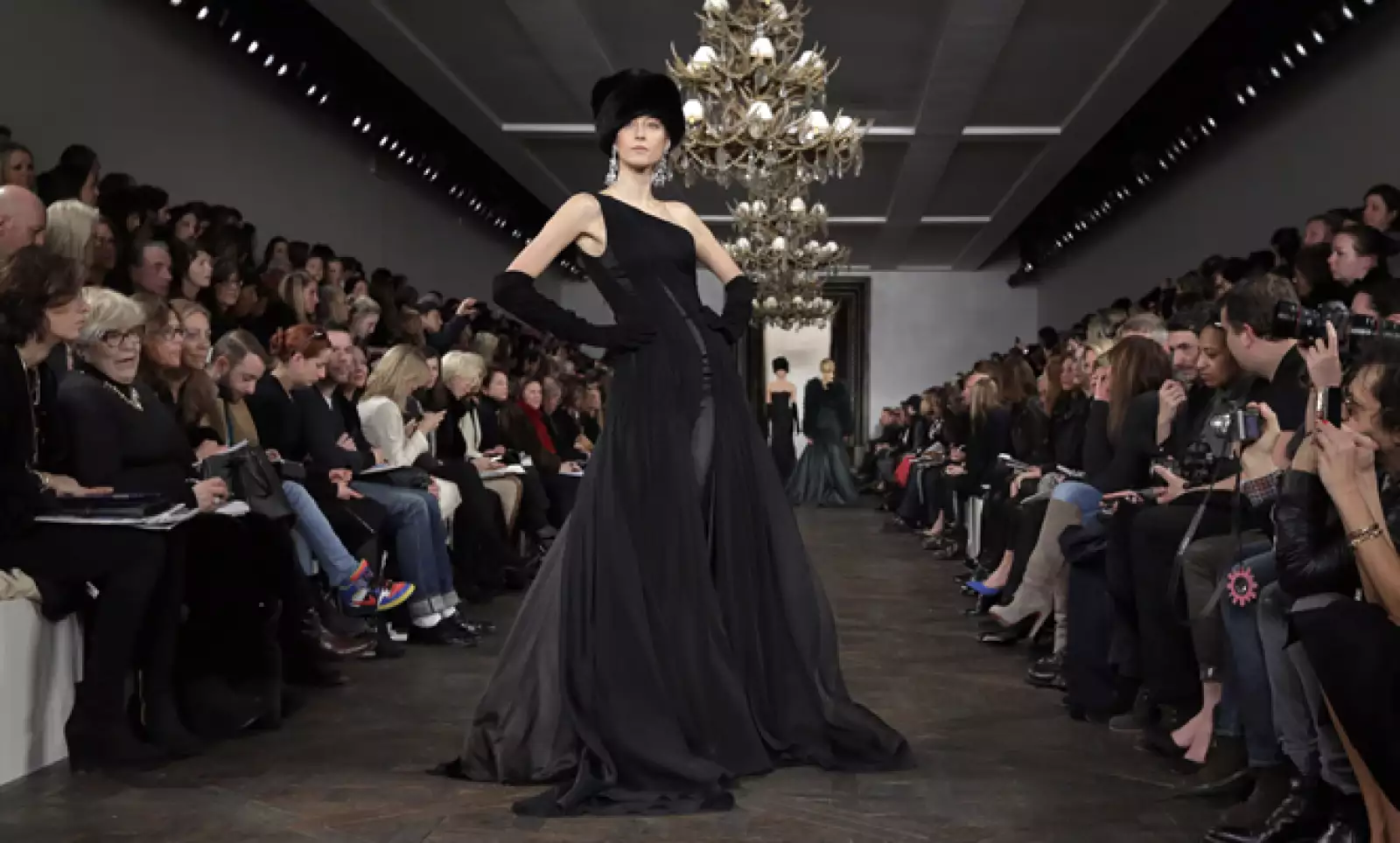 Los colores oscuros acapararon las pasarelas en el Lincoln Center. La colección de Ralph Lauren se presentó este 14 de febrero.