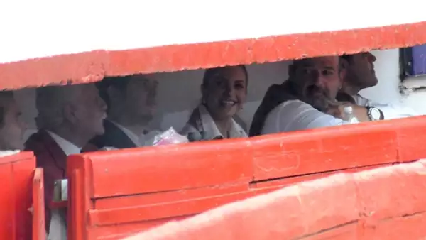 La cantante y el empresario fueron vistos nuevamente en la Monumental este fin de semana, donde ambos lucieron muy sonrientes.