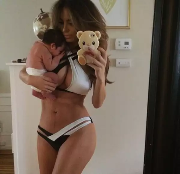 La orgullosa mamá muestra lo bien que se encuentra su bebé.