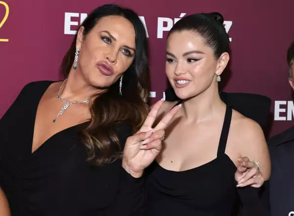 Karla Sofía Gascón y Selena Gomez