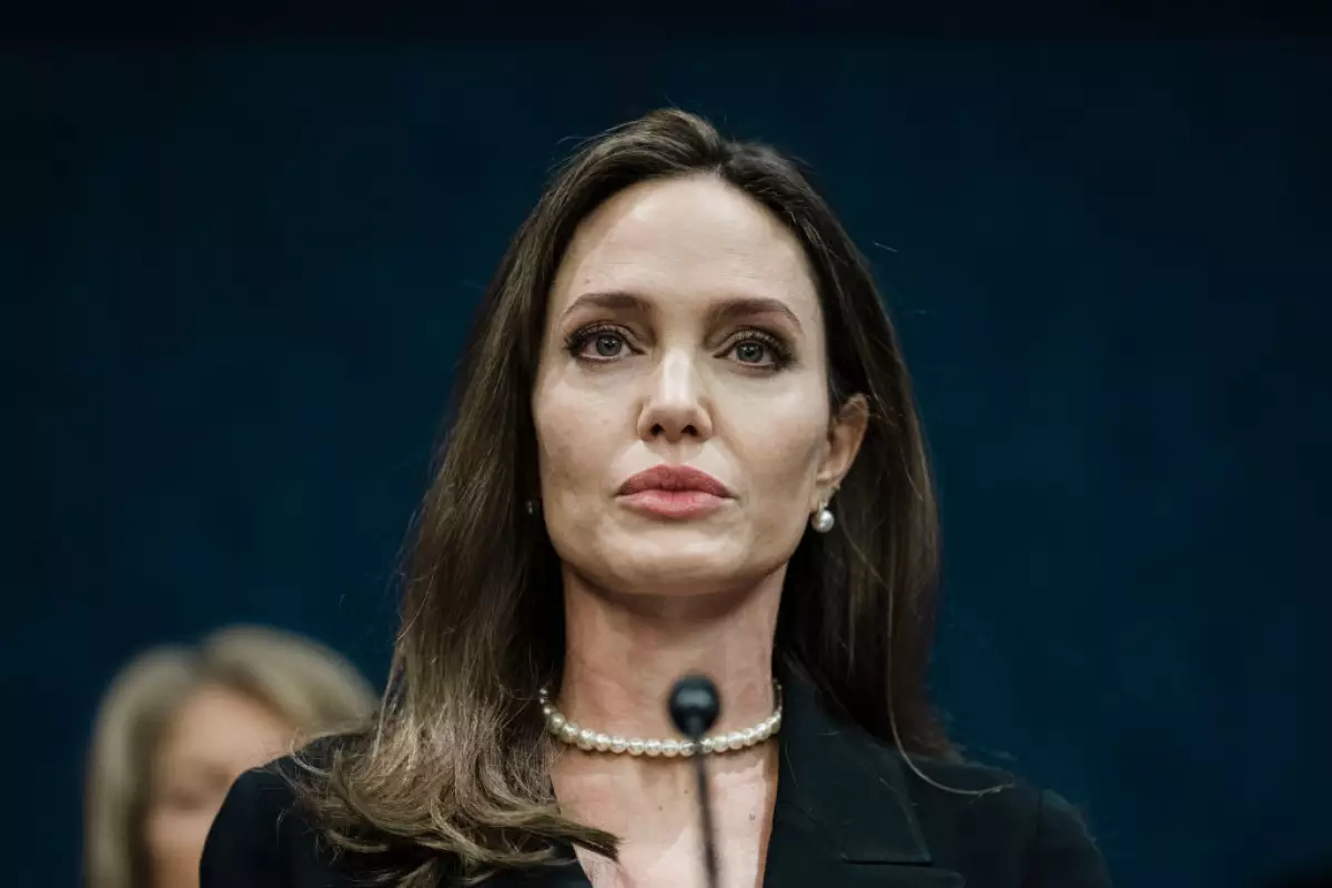 Angelina-Jolie-Acnur