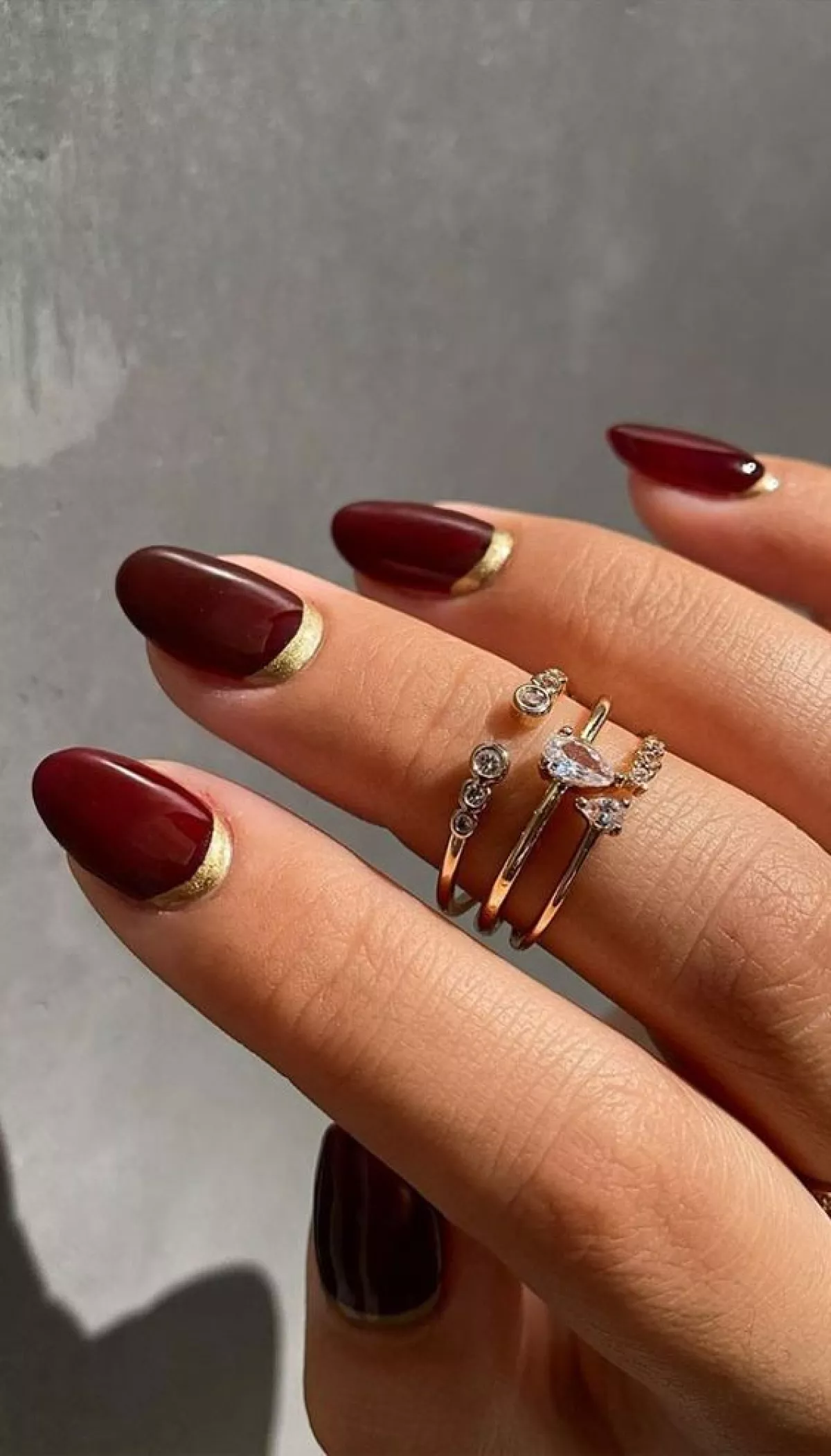 Uñas con detalles dorados.