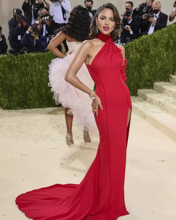 eiza-gonzález-met-gala-2022-look-gilded-glamour-2.jpg