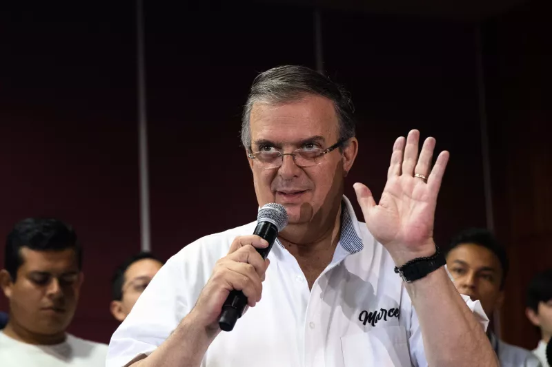 Marcelo Ebrard se hizo acompañar de jóvenes durante su conferencia de prensa, en el marco de sus giras para dar a conocer sus ideas y poder competir en la elección interna de Morena y encabezar su proyecto presidencial.
