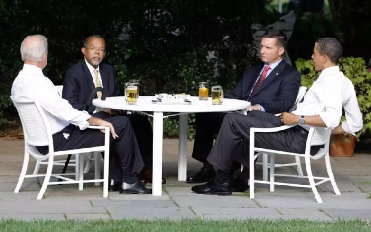 En la mesa, de izquierda a derecha: el vicepresidente, Joe Biden; el profesor Henry Louis Gates hijo, el policía James Crowley y el mandatario Barack Omaba.