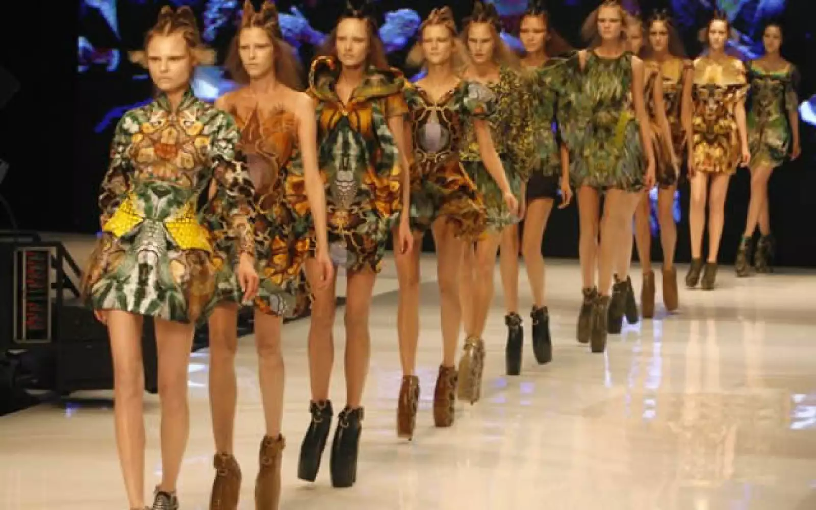 Aporta una nueva visión de la moda con patrones arquitectónicos en increíbles telas.