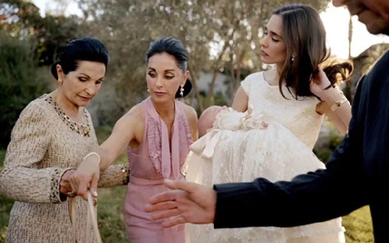 La esposa del famoso empresario Jorge Hank Rohn deja entrar a su hogar a la fotógrafa Yvonne Venegas, quien nos muestra pedacitos de una familia con mucho que decir.