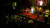 Carlos Santana sobre el escenario.
