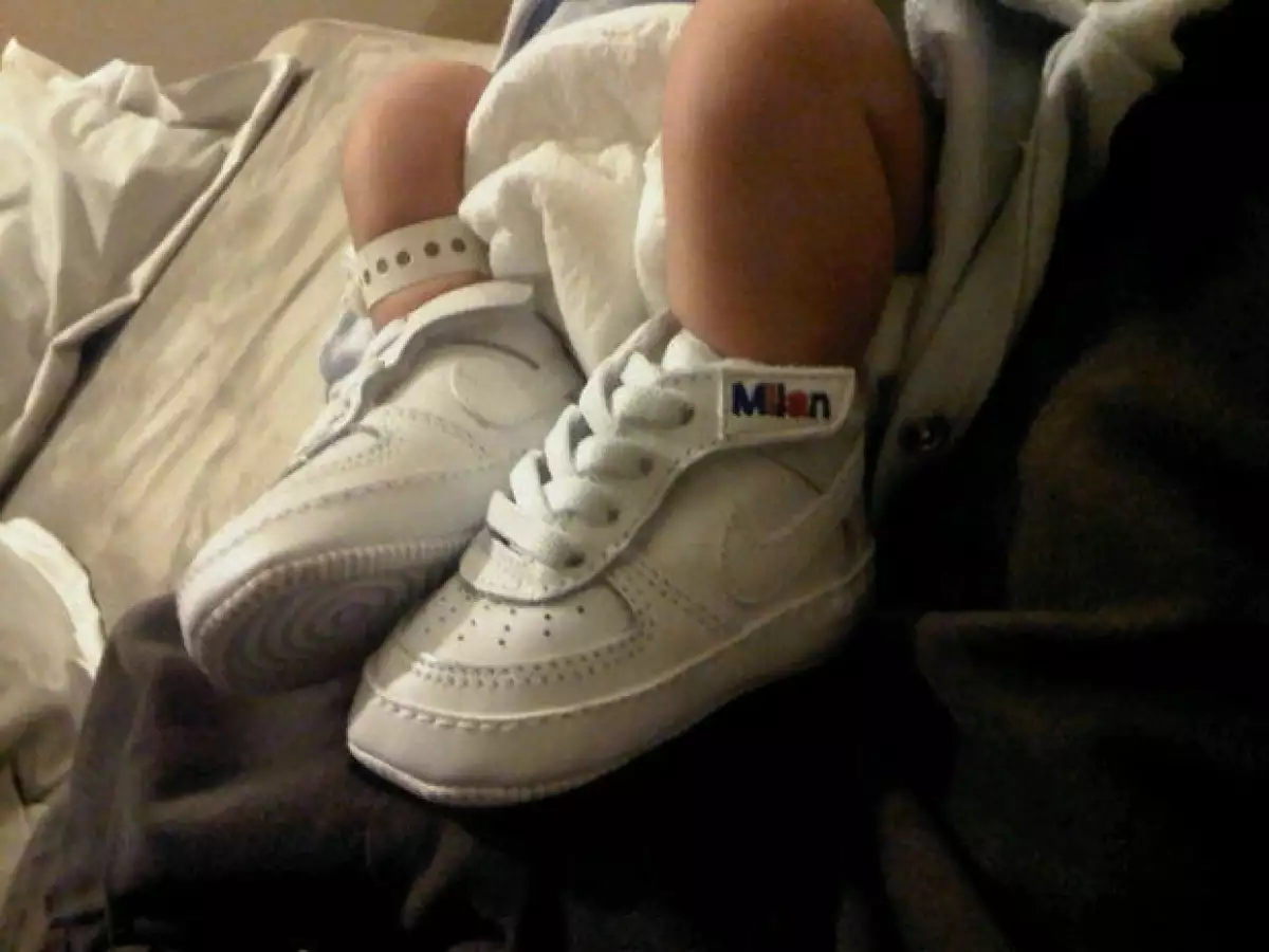 Fue el futbolista quien compartió en Twitter una imagen de las piernitas de Milan presumiendo sus primeros tenis, súper personalizados pues tienen su nombre.