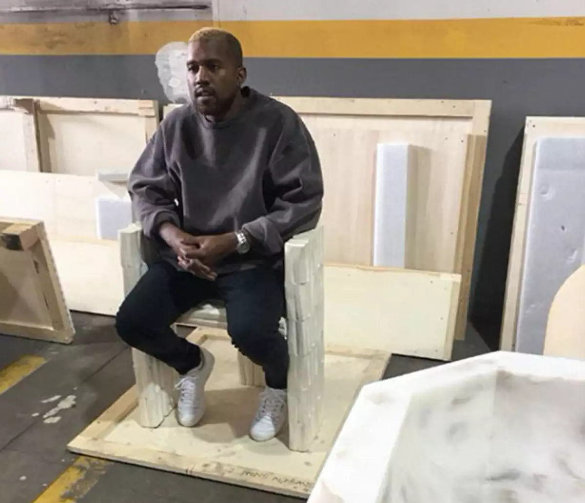 Kanye West con nuevo looks.