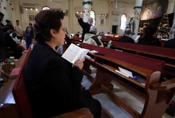 Los cristianos palestinos asisten a la misa antes de Navidad, en la Iglesia de la Sagrada Familia, en la ciudad de Gaza, el 21 de diciembre de 2025.