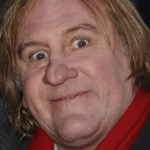 Gerard de Pardieu siempre hace algo para que su rostro luzca aún más extraño.