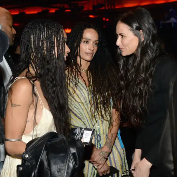 Después del desfile, Demi Moore se tomó un tiempo para platicar con Zoe Kravitz y su madre, Lisa Bonet.