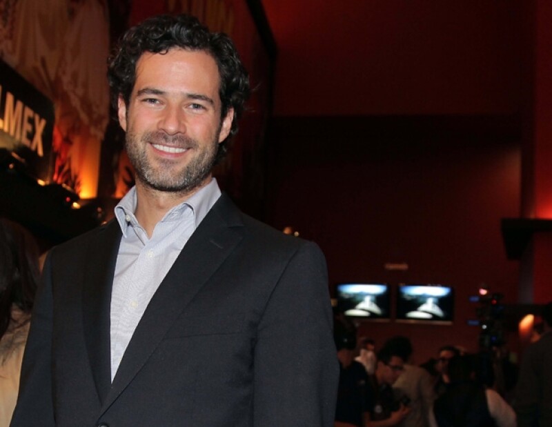 Emiliano lució muy sonriente a su llegada al estreno de la obra Espejos a donde acudió para apoyar a su novia Ludwika Paleta.