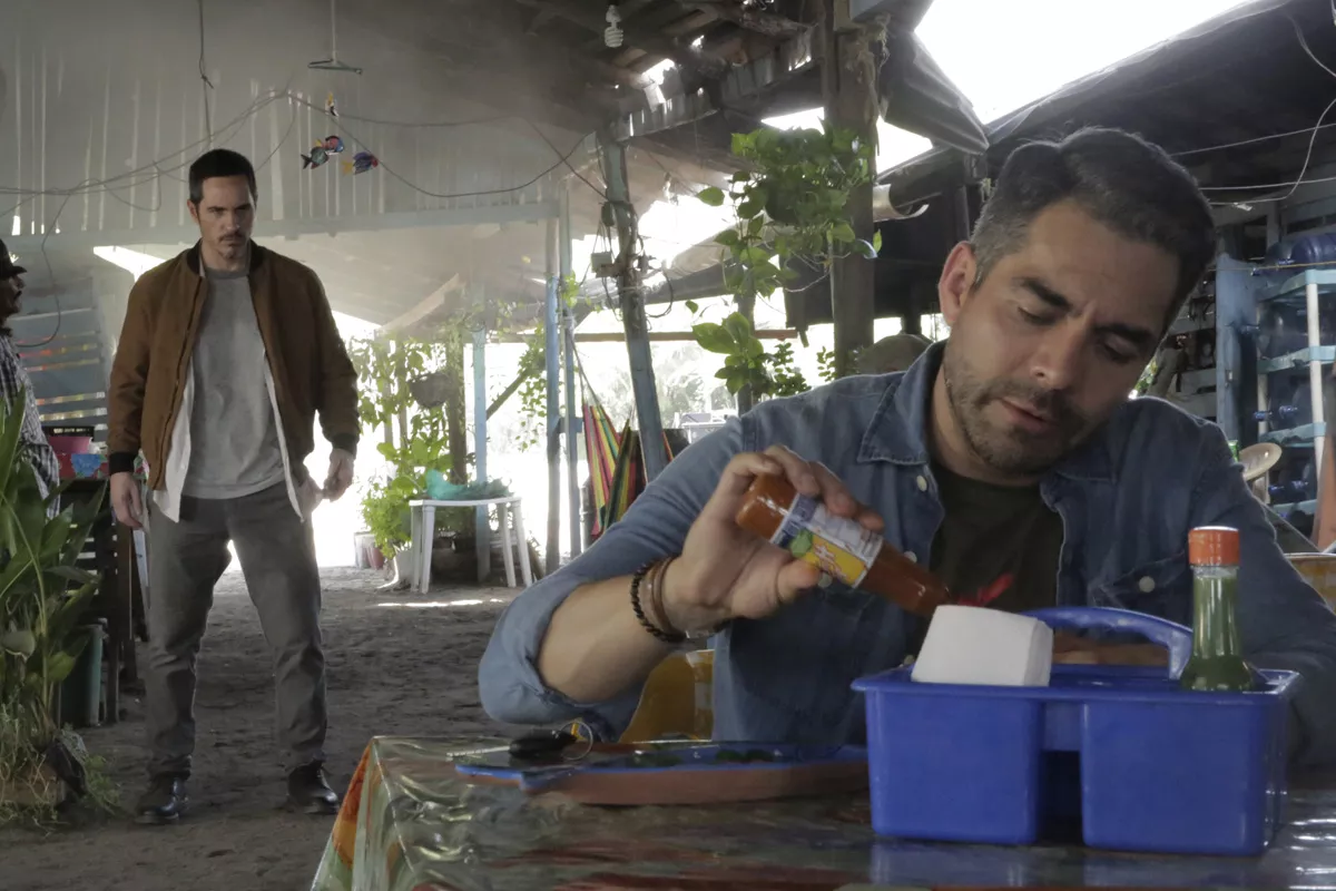 Mauricio Ochmann y Omar Chaparro en la película ¿Y cómo es él?